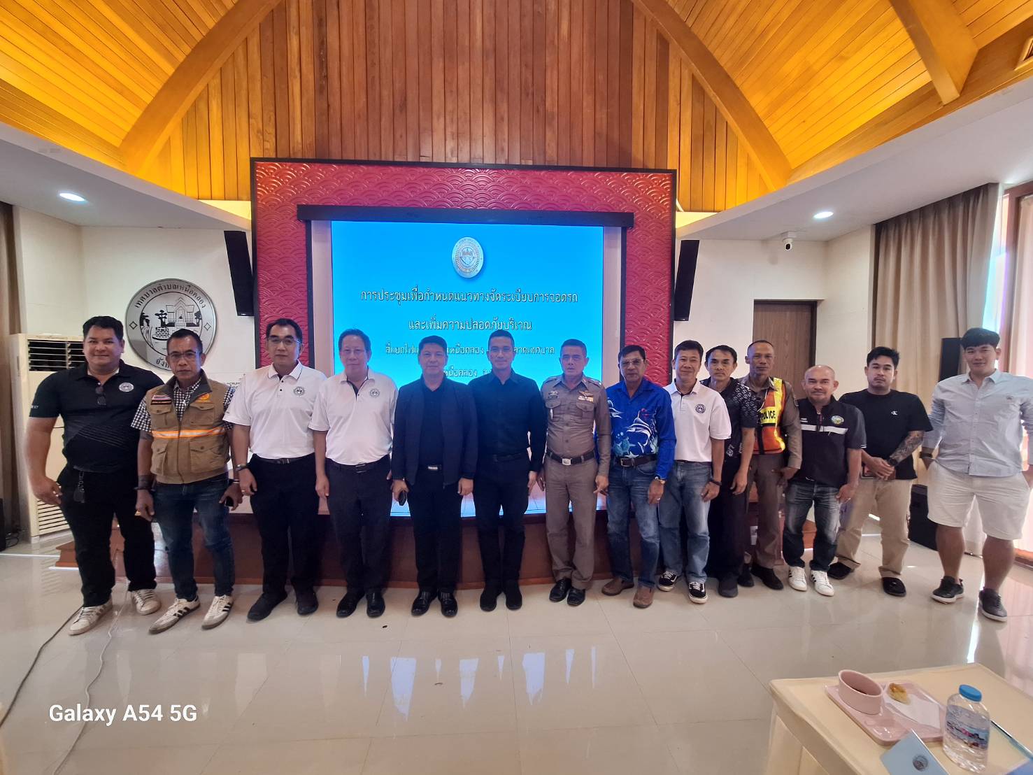 องค์การบริหารส่วนตำบลเหนือคลองร่วมประชุมกำหนดแนวทางจัดระเบียบการจอดรถและยกระดับความปลอดภัยบริเวณสี่แยกไฟแดงตลาดเหนือคลอง